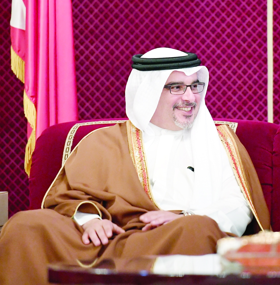 ولي العهد يستقبل أفراد العائلة المالكة والوزراء بمجلسه الأسبوعي