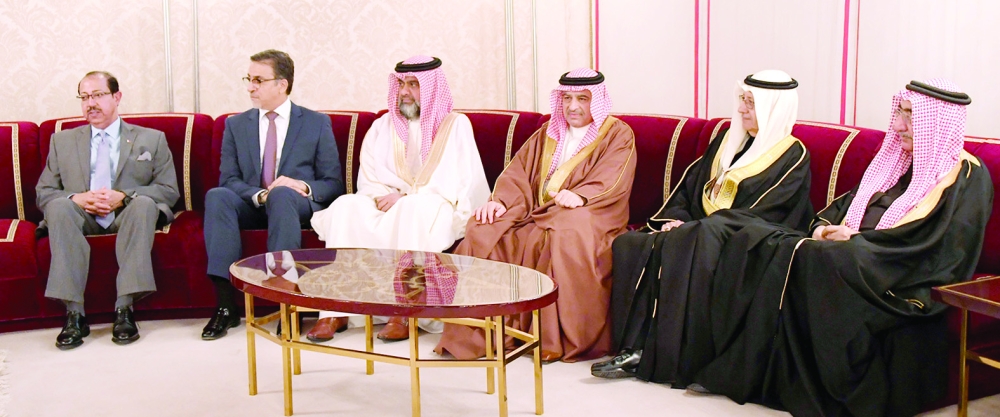 ولي العهد يستقبل أفراد العائلة المالكة والوزراء بمجلسه الأسبوعي