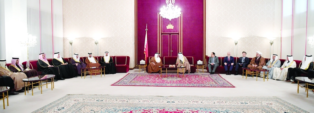 ولي العهد يستقبل أفراد العائلة المالكة والوزراء بمجلسه الأسبوعي