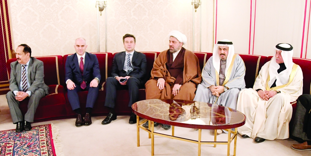 ولي العهد يستقبل أفراد العائلة المالكة والوزراء بمجلسه الأسبوعي