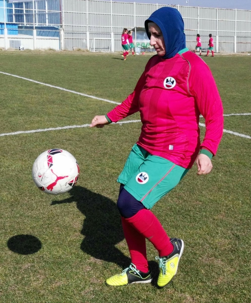 تركية أربعينية تحقق حلمها بلعب كرة القدم
