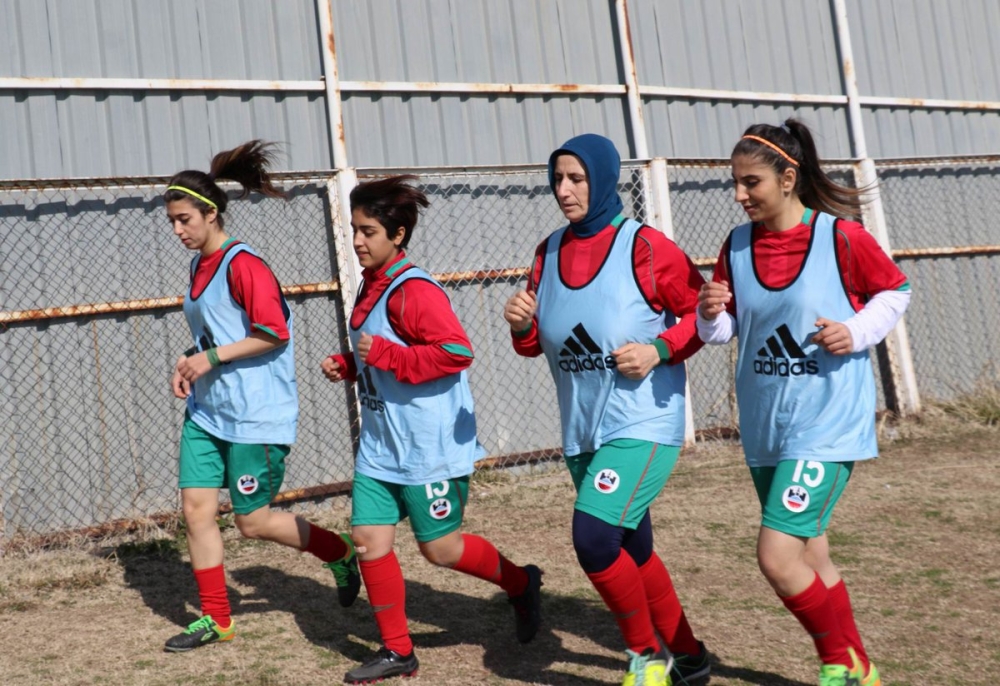 تركية أربعينية تحقق حلمها بلعب كرة القدم