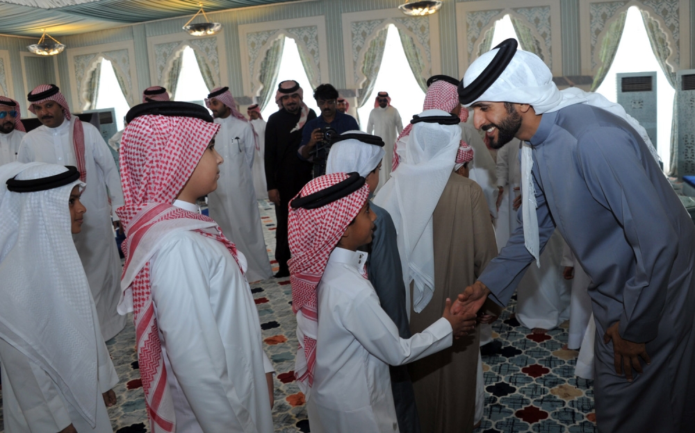 ناصر بن حمد يحتفي بالملاك الصغار للصقور من البحرينيين