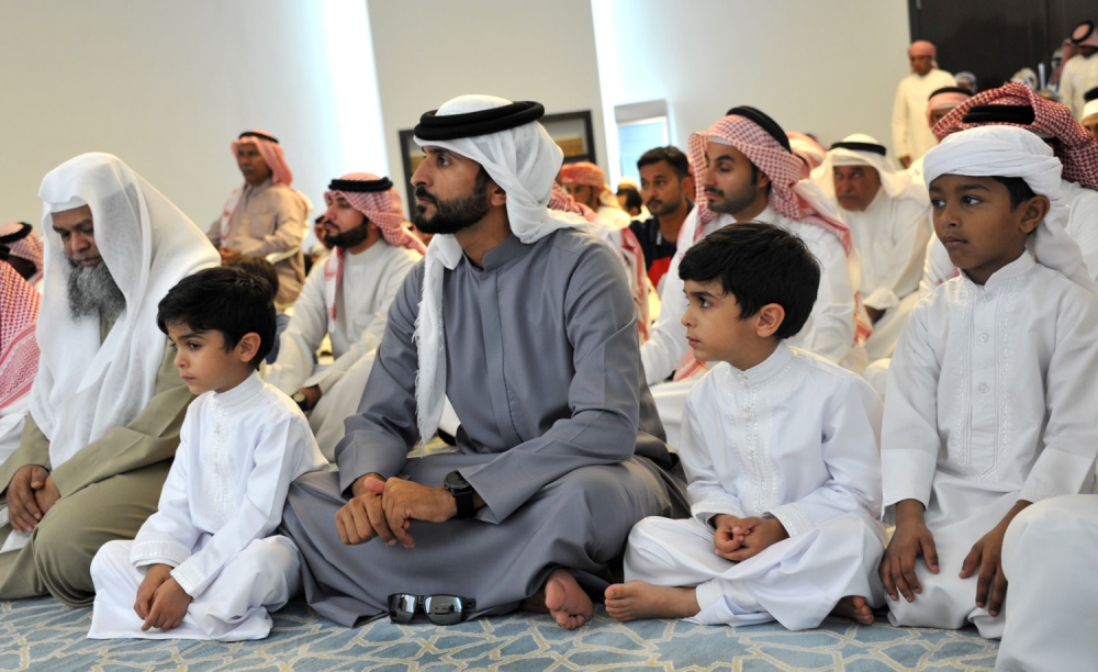 ناصر بن حمد يحتفي بالملاك الصغار للصقور من البحرينيين