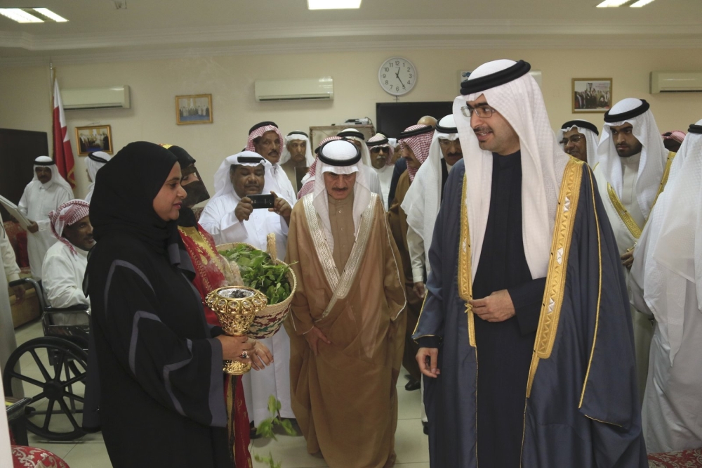 خليفة بن علي يزور "البحرين لرعاية الوالدين"