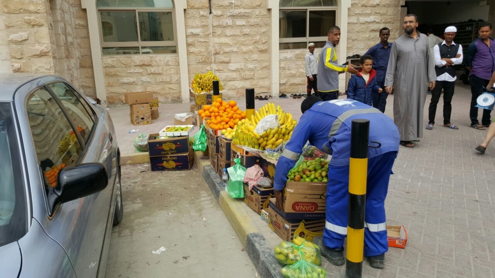 بالصور.. بلدية "الجنوبية" تصادر فرشات 85 بائعاً متجولاً