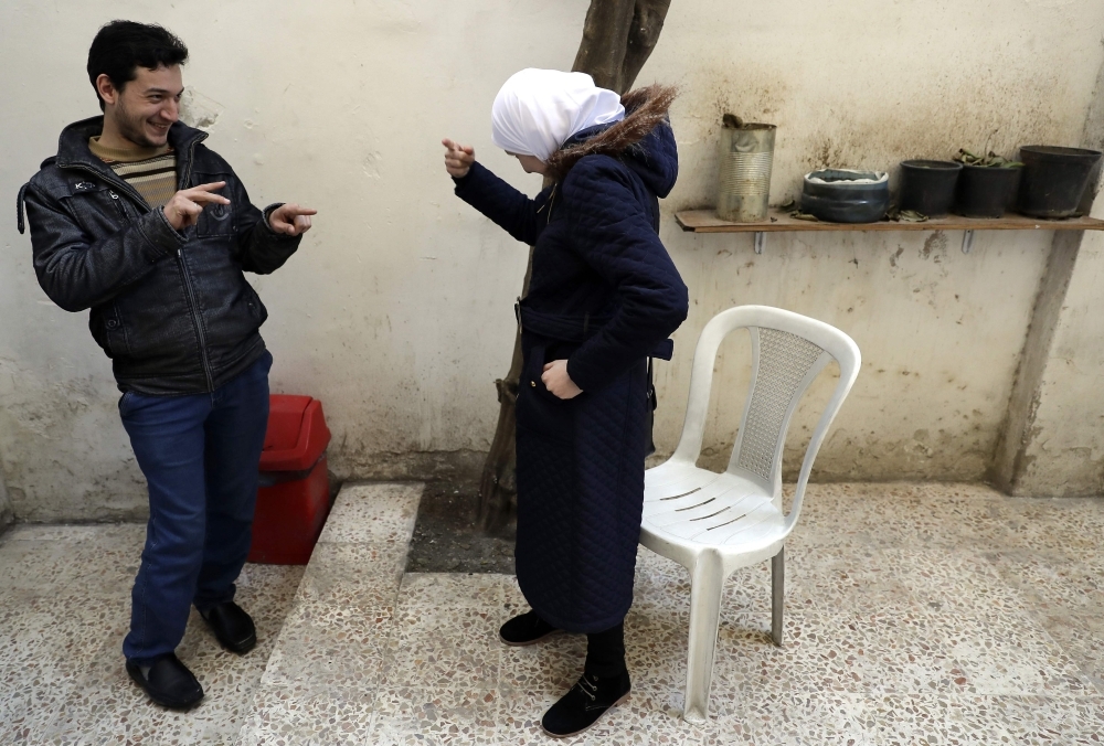 الصم والبكم في سوريا يتعلمون لغة الحرب