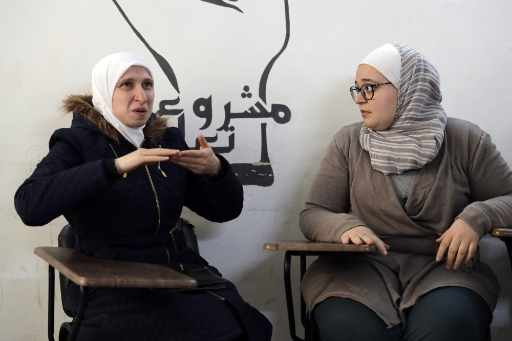 الصم والبكم في سوريا يتعلمون لغة الحرب