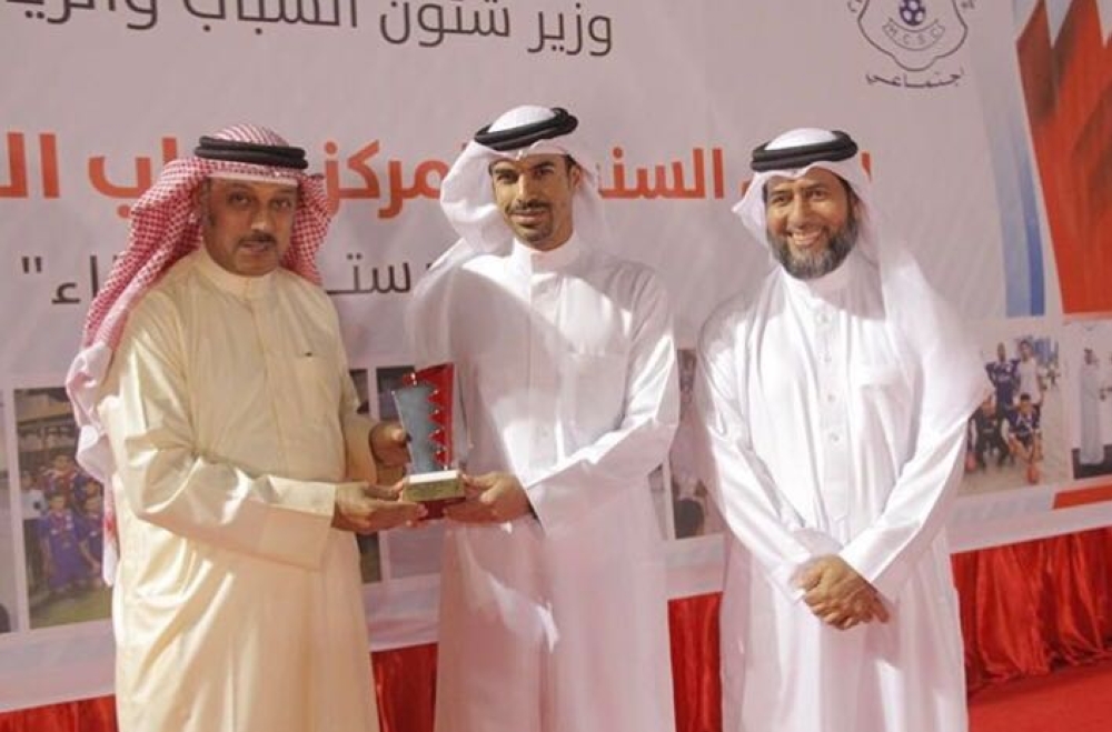 صقر بن سلمان يشهد الحفل السنوي لمركز شباب الهملة