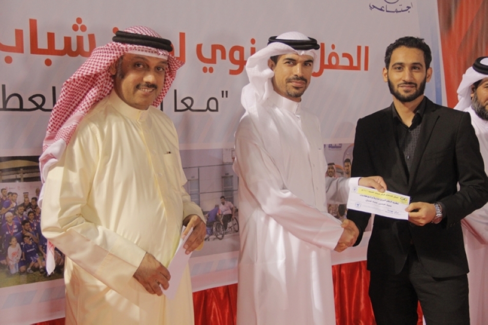 صقر بن سلمان يشهد الحفل السنوي لمركز شباب الهملة