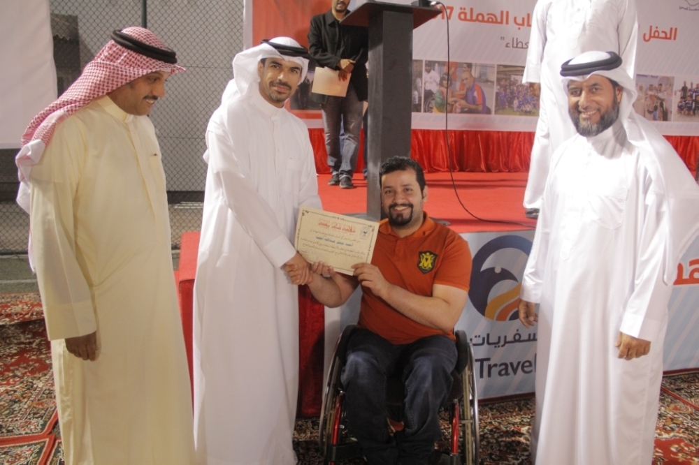 صقر بن سلمان يشهد الحفل السنوي لمركز شباب الهملة