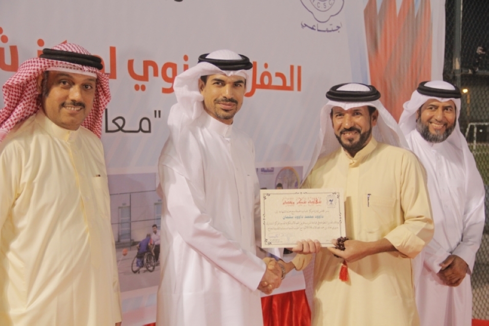 صقر بن سلمان يشهد الحفل السنوي لمركز شباب الهملة