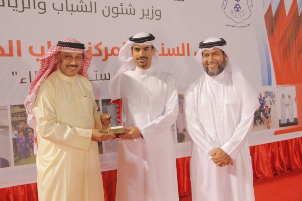 صقر بن سلمان يشهد الحفل السنوي لمركز شباب الهملة