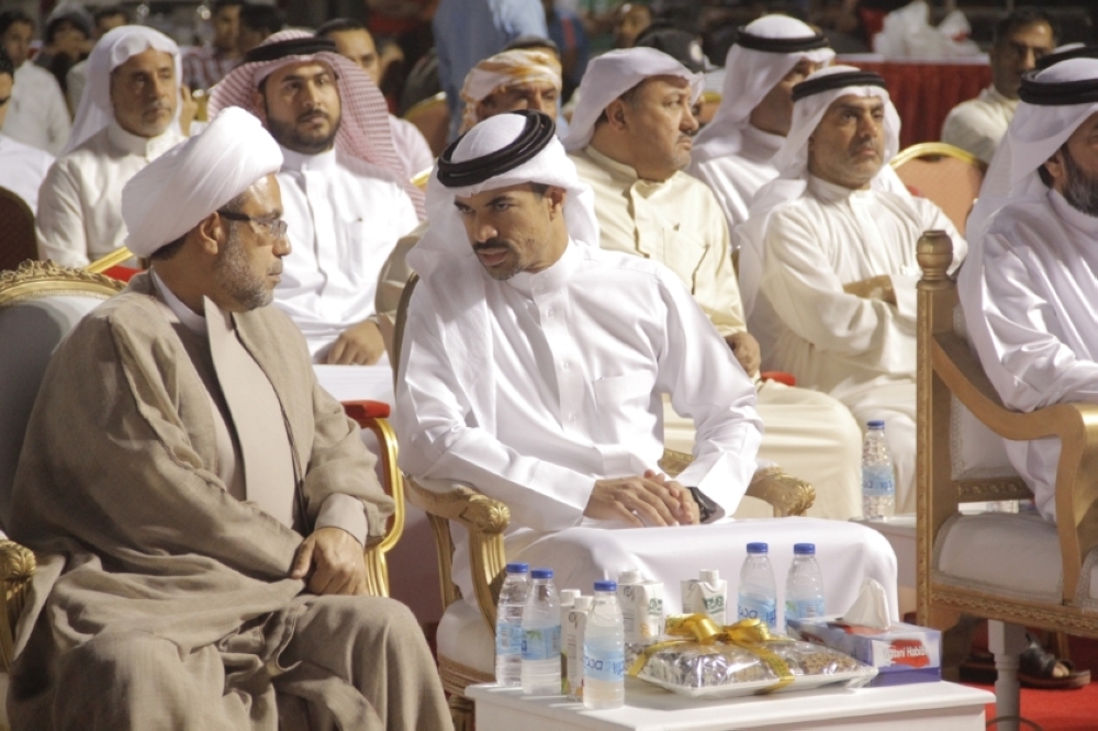 صقر بن سلمان يشهد الحفل السنوي لمركز شباب الهملة