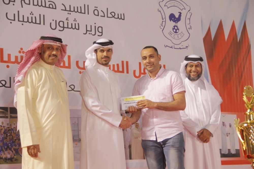صقر بن سلمان يشهد الحفل السنوي لمركز شباب الهملة