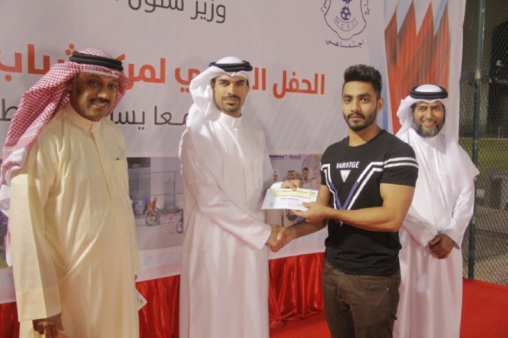 صقر بن سلمان يشهد الحفل السنوي لمركز شباب الهملة