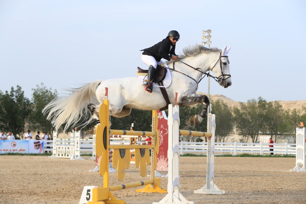 علي عيسى يحصد الجائزة الكبرى لبطولة فيصل بن حمد لقفز الحواجز