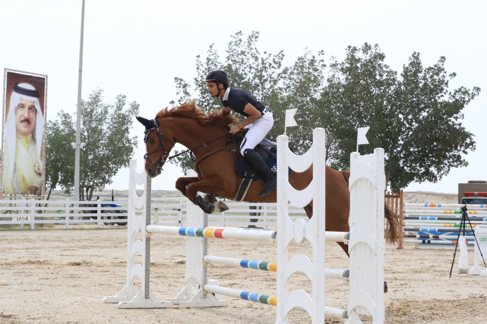 علي عيسى يحصد الجائزة الكبرى لبطولة فيصل بن حمد لقفز الحواجز