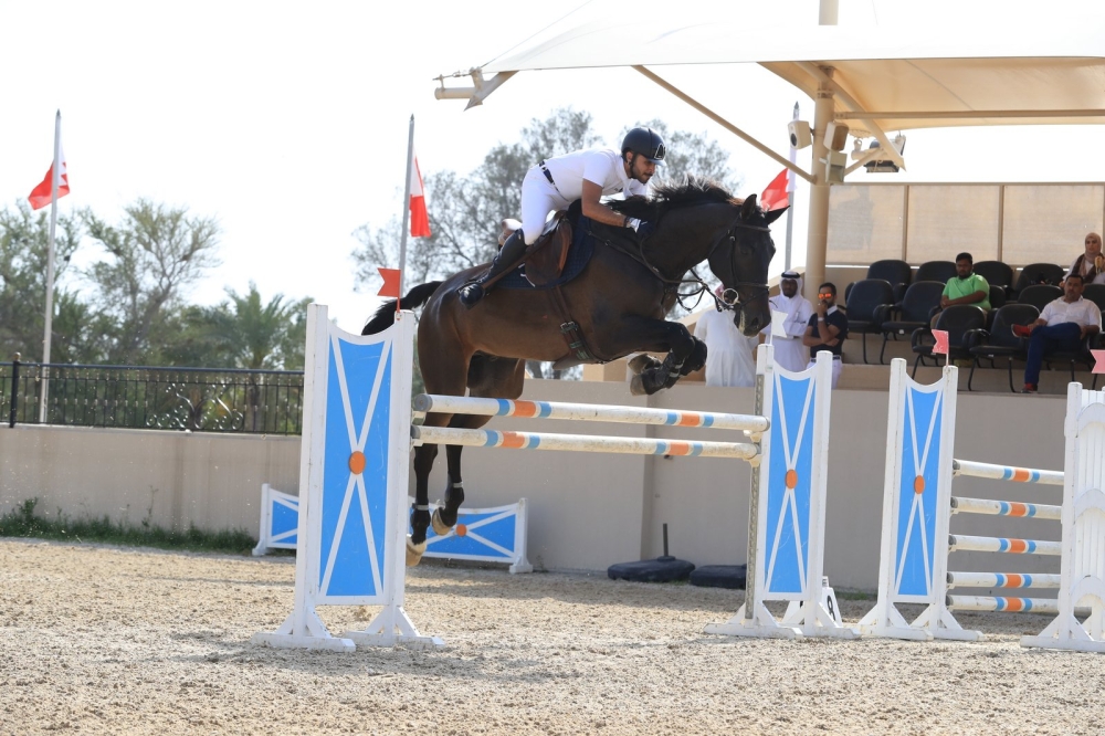علي عيسى يحصد الجائزة الكبرى لبطولة فيصل بن حمد لقفز الحواجز