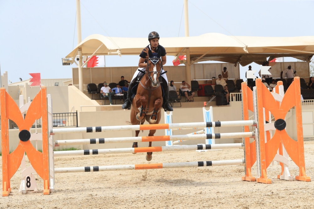 علي عيسى يحصد الجائزة الكبرى لبطولة فيصل بن حمد لقفز الحواجز