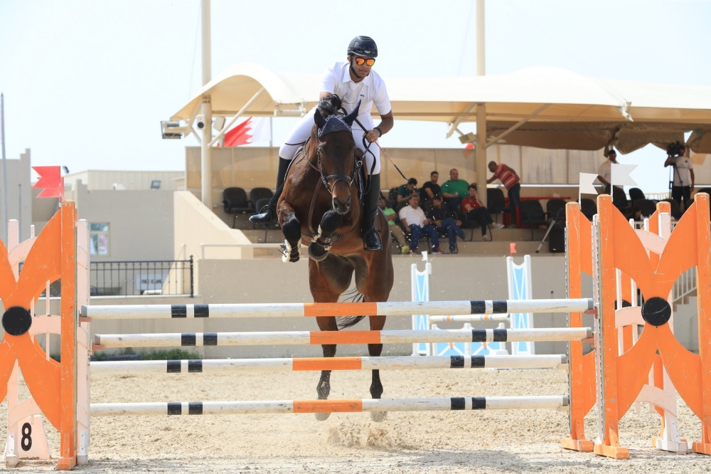 علي عيسى يحصد الجائزة الكبرى لبطولة فيصل بن حمد لقفز الحواجز