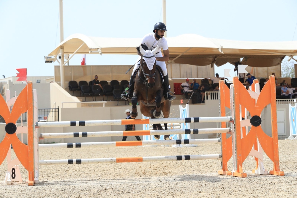 علي عيسى يحصد الجائزة الكبرى لبطولة فيصل بن حمد لقفز الحواجز