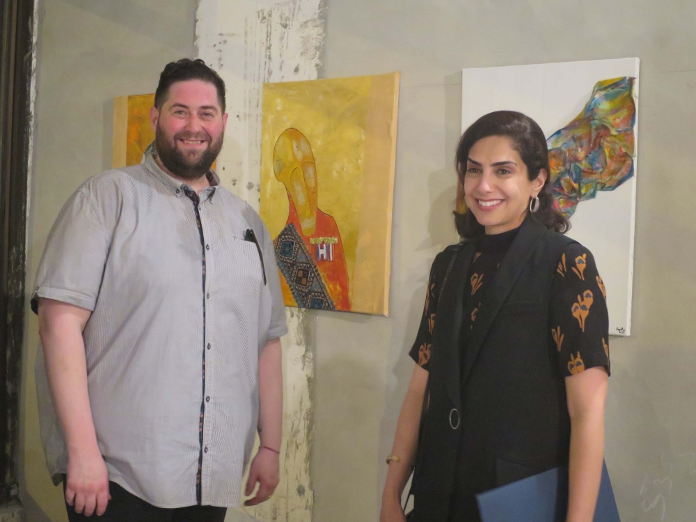 السفير الأمريكي يفتتح معرضاً فنياً للبحرينيين