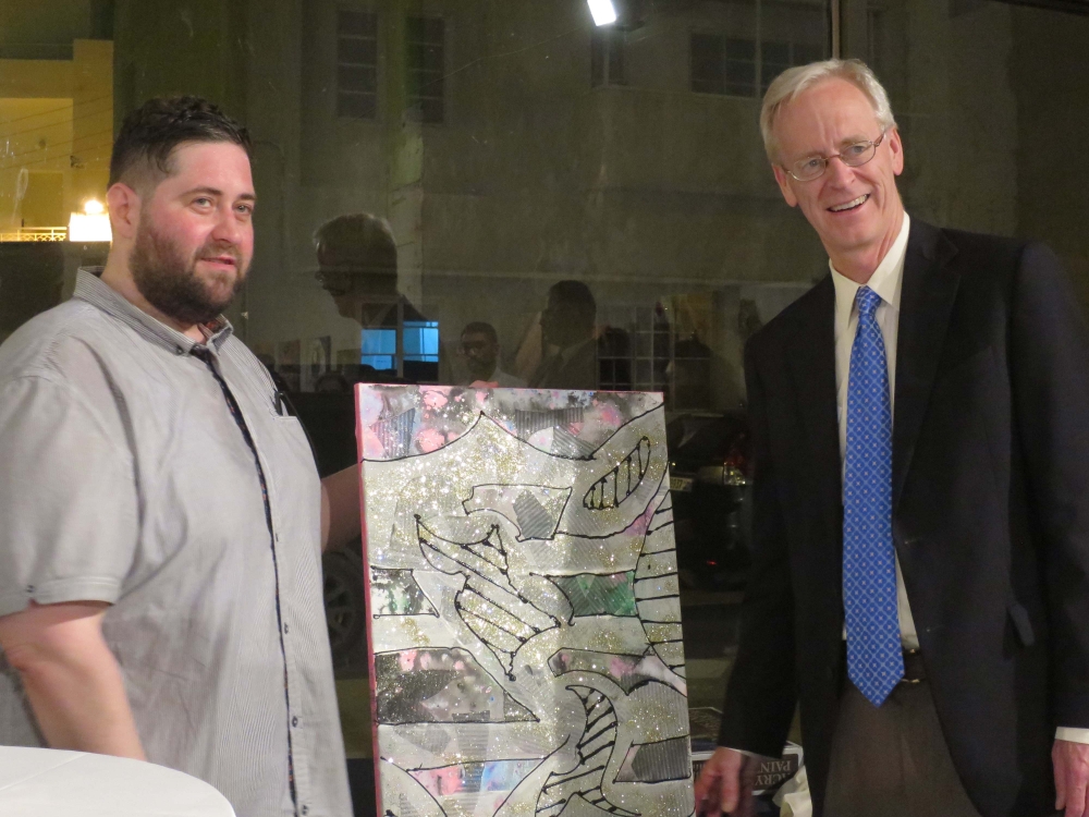 السفير الأمريكي يفتتح معرضاً فنياً للبحرينيين