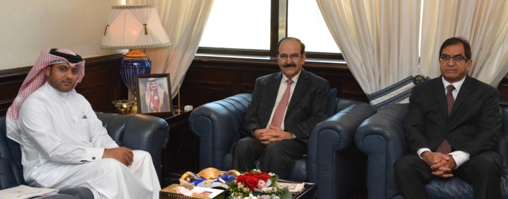 ميرزا يبجث تعزيز التعاون بين "الكهرباء" والمجالس البلدية