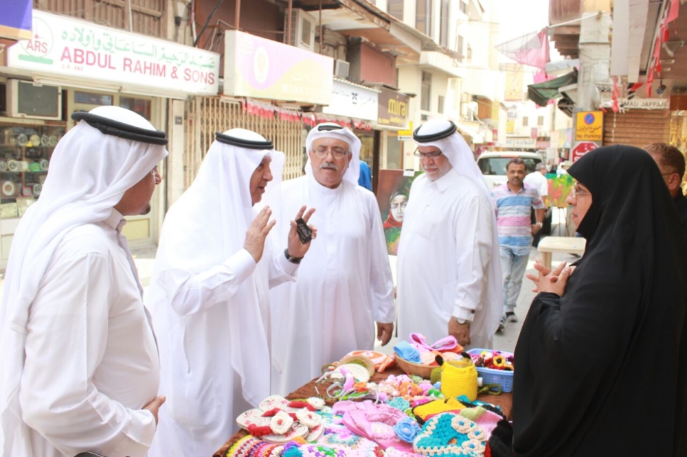 النائب الأول لرئيس الغرفة يتفقد "موسم التخفيضات" بسوق المنامة القديم