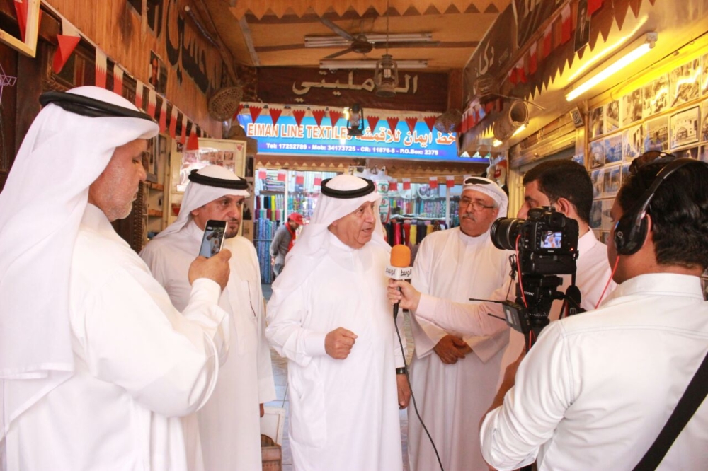 النائب الأول لرئيس الغرفة يتفقد "موسم التخفيضات" بسوق المنامة القديم