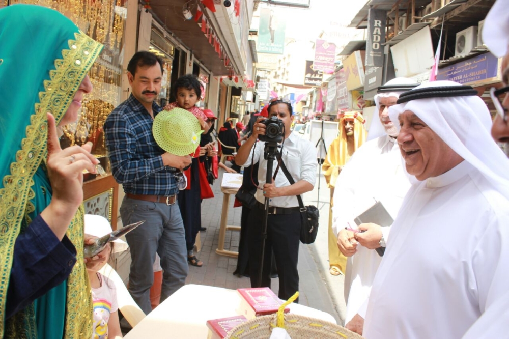 النائب الأول لرئيس الغرفة يتفقد "موسم التخفيضات" بسوق المنامة القديم