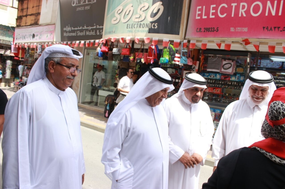 النائب الأول لرئيس الغرفة يتفقد "موسم التخفيضات" بسوق المنامة القديم