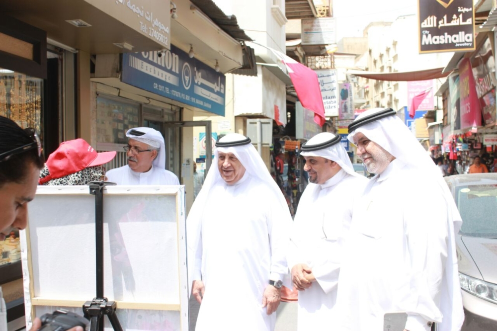 النائب الأول لرئيس الغرفة يتفقد "موسم التخفيضات" بسوق المنامة القديم