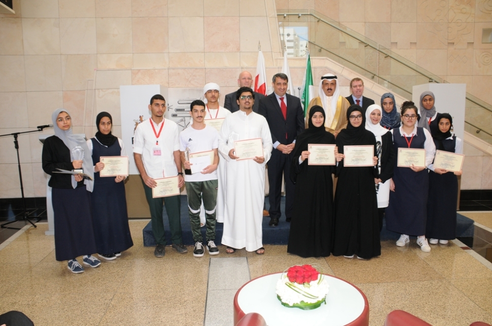 وزير التربية يكرّم الطلبة الفائزين بالمسابقة الفنية الثالثة للتوعية الصحية