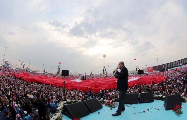 اردوغان يحشد عشرات الآلاف من مؤيديه قبل أسبوع من الاستفتاء