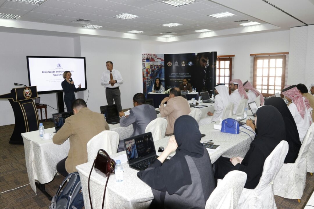 "أكاديمية الشرطة" و"مكافحة الفساد" تنظمان دورة التجارة غير المشروعة