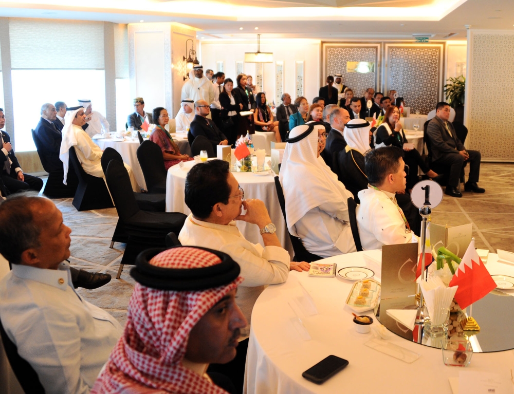 الرئيس الفلبيني وعلي بن خليفة يزوران نادي كابيتال كلوب البحرين