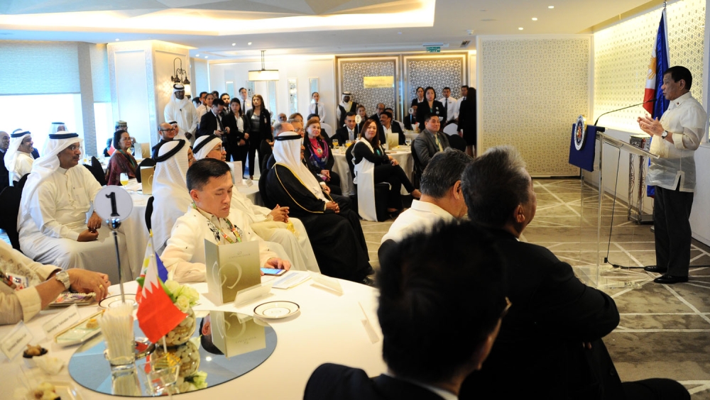 الرئيس الفلبيني وعلي بن خليفة يزوران نادي كابيتال كلوب البحرين