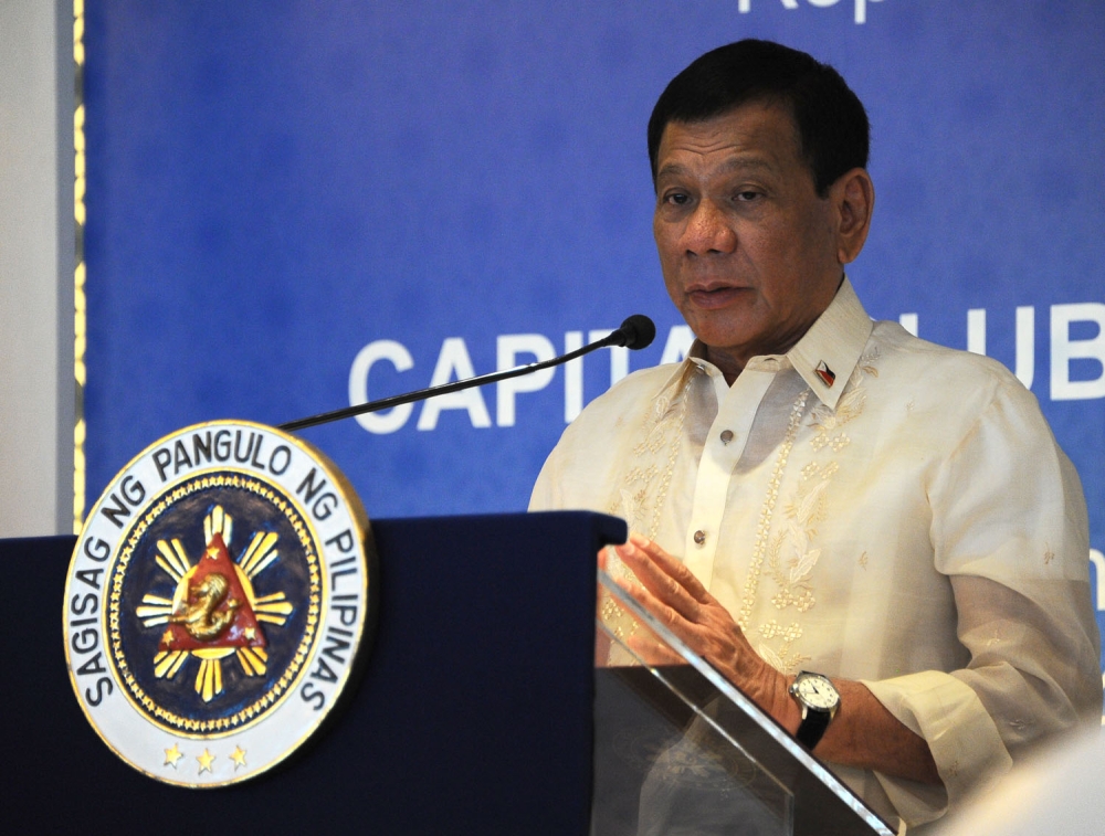 الرئيس الفلبيني وعلي بن خليفة يزوران نادي كابيتال كلوب البحرين