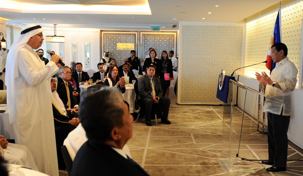 الرئيس الفلبيني وعلي بن خليفة يزوران نادي كابيتال كلوب البحرين