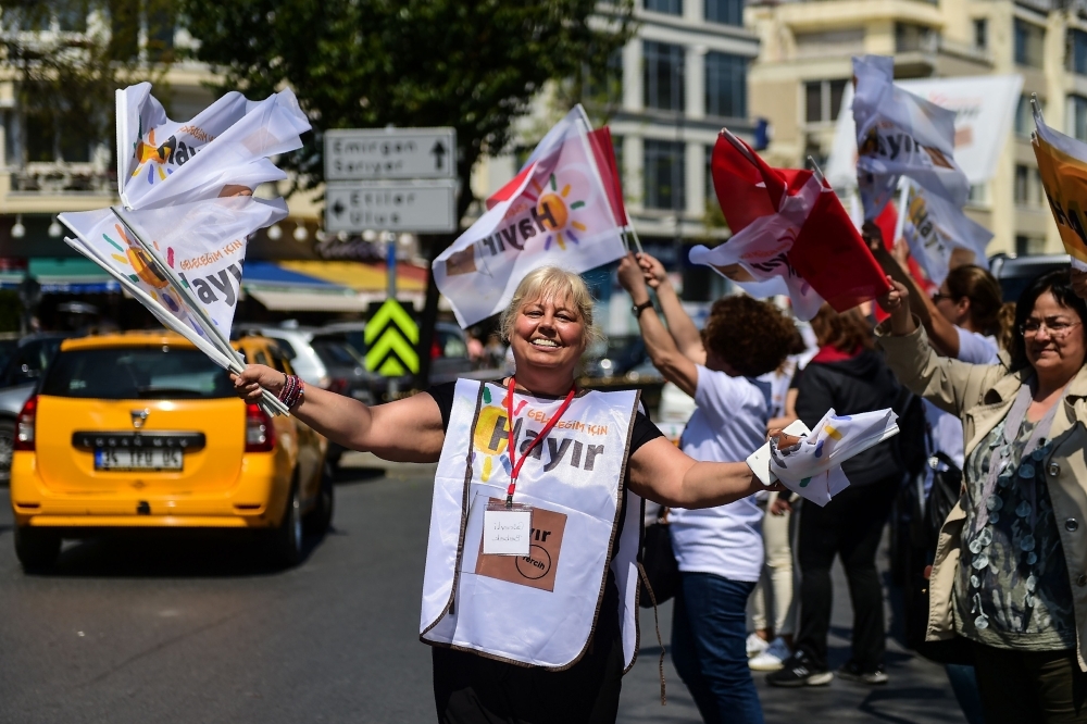 اردوغان ومعارضوه يعقدون آخر تجمعاتهم الانتخابية قبل الاستفتاء