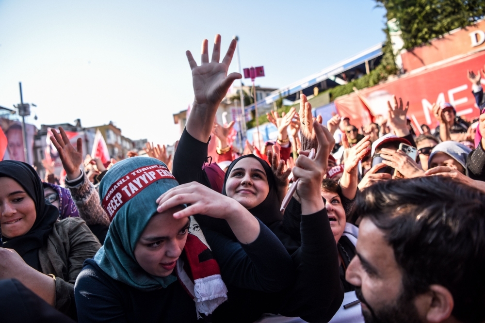 اردوغان ومعارضوه يعقدون آخر تجمعاتهم الانتخابية قبل الاستفتاء