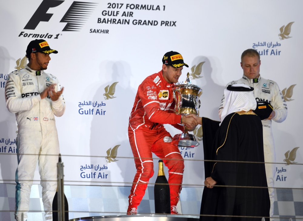 ولي العهد يتوج سائق فيراري بطلاً لسباق جائزة البحرين للفورمولا 1