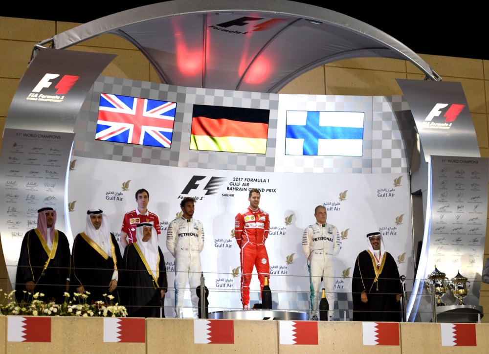 ولي العهد يتوج سائق فيراري بطلاً لسباق جائزة البحرين للفورمولا 1