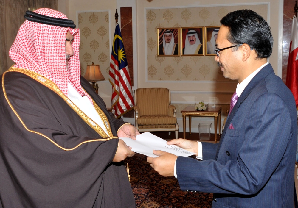 وزير الخارجية يتسلم أوراق اعتماد سفير ماليزيا لدى البحرين