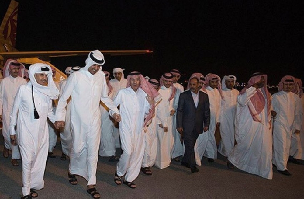 أمير قطر يستقبل المواطنين المختطفين في العراق لدى عودتهم