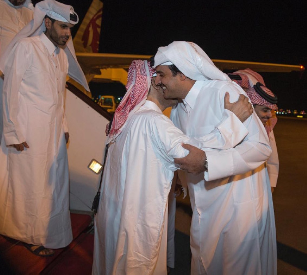 أمير قطر يستقبل المواطنين المختطفين في العراق لدى عودتهم