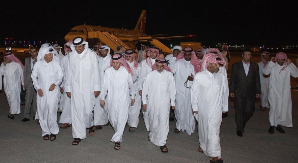 أمير قطر يستقبل المواطنين المختطفين في العراق لدى عودتهم