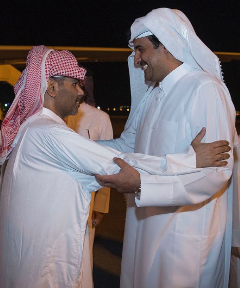أمير قطر يستقبل المواطنين المختطفين في العراق لدى عودتهم